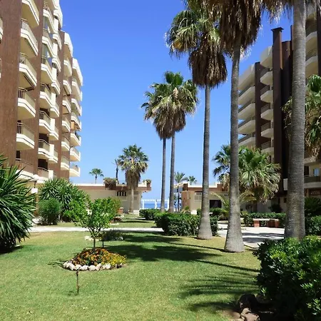 Апартаменты Quiet Beachfront Oasis - Dona Sofia Фуэнхирола