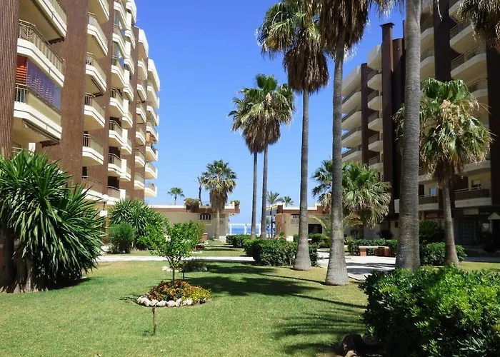 Апартаменты Quiet Beachfront Oasis - Dona Sofia Фуэнхирола