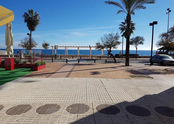 Quiet Beachfront Oasis - Dona Sofia Апартаменты Фуэнхирола