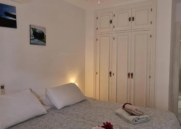 Quiet Beachfront Oasis - Dona Sofia Lägenhet