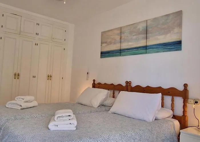 Quiet Beachfront Oasis - Dona Sofia דירה